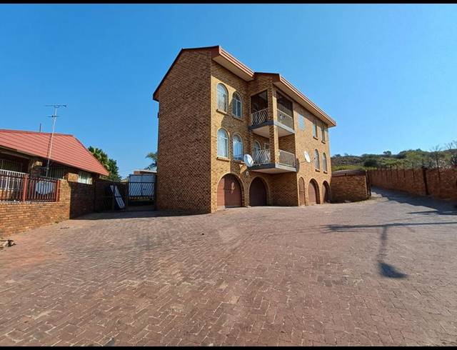 11 BEDROOM APARTMENT FOR SALE IN LAUDIUM